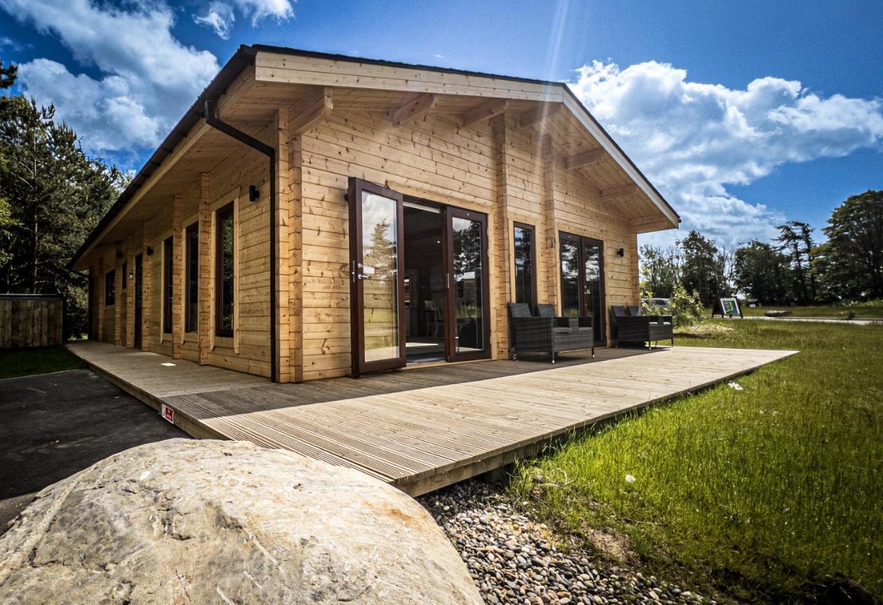 Sundance Lodge, Fantastic New Cabin With Hot Tub - Sleeps 6 - Largest In Felmoor Park Morpeth Exterior photo