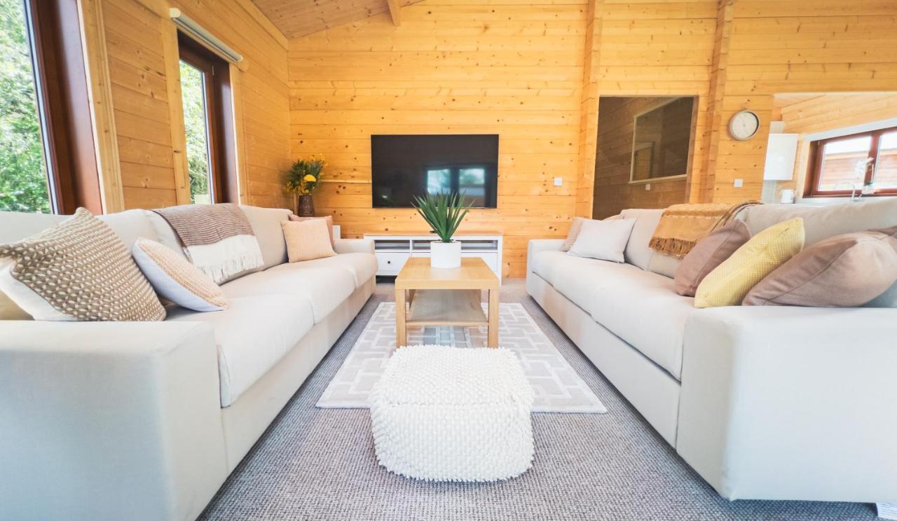 Sundance Lodge, Fantastic New Cabin With Hot Tub - Sleeps 6 - Largest In Felmoor Park Morpeth Exterior photo