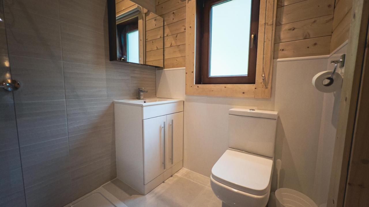 Sundance Lodge, Fantastic New Cabin With Hot Tub - Sleeps 6 - Largest In Felmoor Park Morpeth Exterior photo
